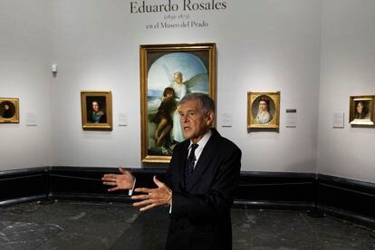 El comisario de la muestra, Javier Barón, toma la palabra durante la presentación de la exposición dedicada al pintor Eduardo Rosales.