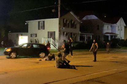 Según la cadena NBC, en uno de estos vídeos compartidos en Twitter, se ve a un hombre sentado en el medio de una calle apuntando con una pistola a personas corriendo. Una de ellas aparentemente intenta arrebatarle el arma y entonces se produce un disparo y esta persona cae al suelo a unos pasos del hombre, que se levanta y se marcha. En la imagen, un hombre recibe un disparo en el brazo durante una protesta antirracistas, en Kenosha (Estados Unidos).