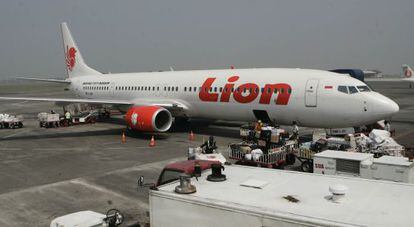 Un avi&oacute;n de Lion Air, en el aeropuerto de Surabaya.