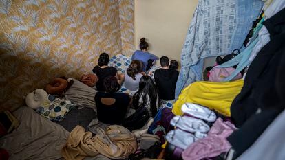 Los siete miembros de una familia de inmigrantes peruanos en el cuarto que comparten en un sótano en el distrito de Usera de Madrid.