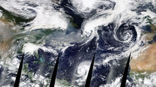 Imagen de los huracanes, tormentas tropicales y el humo de los incendios de EE UU del 16 de septiembre obtenida a través de la herramienta Worldview de la NASA.