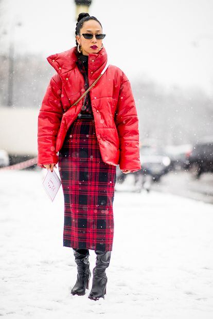 Un buen plumas y botas altas son los complementos perfectos para sobrevivir al frío polar. El rojo, el color que aporta (algo) de calidez visual.