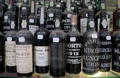 Algunas de las añejas botellas de vino de Oporto (algunas son de 1900) expuestas en Casa Macario.