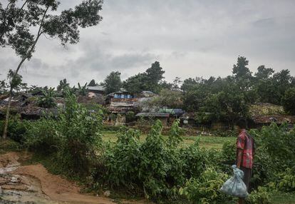 Un niño camina junto al campo de rohinyás indocumentados (o no registrados) de Kutupalong, en el sureste de Bangladesh. Miles de cabañas de cañas, paja y adobe se han ido erigiendo con el paso de los años en la zona casi rodeando al campo que alberga a rohinyás con estatus de refugiado supervisado por el ACNUR.