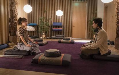 Haley Lu Richardson y Cole Sprouse, en 'A dos metros de ti'.