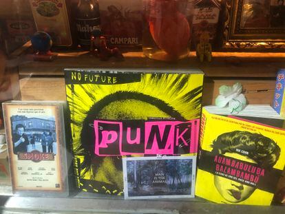 Libros sobre punk y carátula en vídeo de la película 'Smoke', en el bar Cuarto y mitad. 