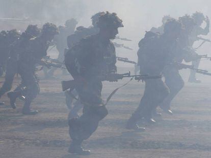 Soldados indios participan en unas maniobras militares, en el oeste del pa&iacute;s en 2008. 