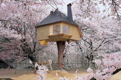 Se llama 'Teahouse Tetsu' y es obra del arquitecto japonés Terunobu Fujimori. Esta casa del árbol de interior moderno y exterior de ensueño está ubicada en la ciudad de Hokuto en la prefectura de Yamanashi (Japón). Es una de las casitas recopiladas en el libro Tree Houses. Castillos de cuento en el aire (Taschen) de Philip Jodidio.