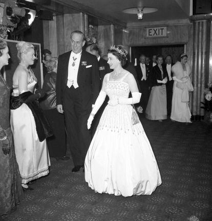 Isabel II en el teatro Odeón de Leicester Square, Londres, para el estreno de 'Lawrence of Arabia' en 1962. Ese mismo vestido creado por Norman Hartnell lo llevaría su nieta Beatriz para su boda 58 años después.
