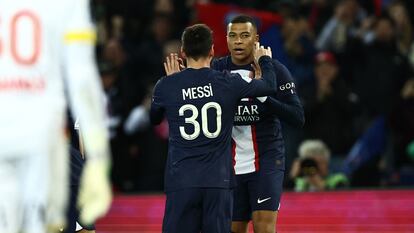 Mbappe y Messi celebran uno de los goles del PSG este sábado ante el Lens.