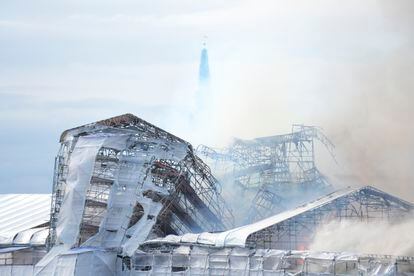 Several columns of smoke surround the roof of the burning building, this Tuesday in Copenhagen.