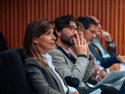 Lola Manterola, junto a investigadores, en el Congreso, el 30 de noviembre, en una imagen cedida por CRIS contra el cáncer.