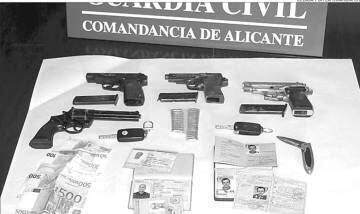 Armas intervenidas por la Guardia Civil en la operación que salpicó al pintor Karisik.