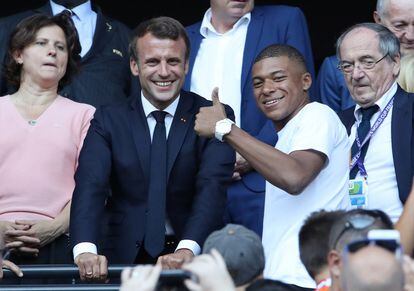 El presidente de la República Francesa, Emmanuel Macron, junto al delantero del Paris Saint-Germain Kylian Mbappé.