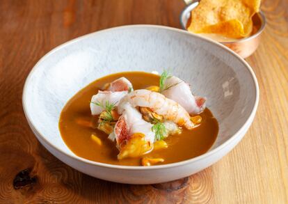 Y entre estas nuevas opciones se encuentran dos platos estrella: el solomillo Wellington, cuyo origen se atribuyen tanto ingleses como franceses, y que elaboran con solomillo de vaca nacional, asado en hojaldre con picadillo de setas (39 euros), y la bullabesa, una sopa de pescado de la Provenza, hecha con tres tipos de pescado de roca del día, y rouille [salsa provenzal] acompañada con croutons de pan con gruyere (48 euros).