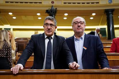Los diputados del PSOE Patxi López y Guillermo Meijón, este jueves en el Congreso.