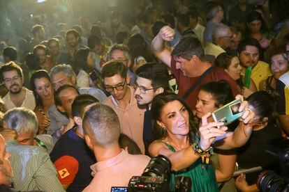La candidata a la presidencia de la Junta por VOX, Macarena Olona, se hace un selfie ante cientos de seguidores, tras conocer los resultados obtenidos esta noche electoral, en un hotel de Sevilla.
