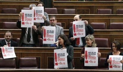 Diputados socialistas, en el Congreso con carteles a favor de la huelga.