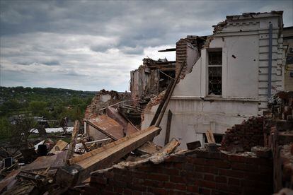 Edificio que albergaba el Museo de Historia de Kupiansk, que fue bombardeado el 25 de abril de 2023 por fuerzas rusas, causando dos muertos y una decena de heridos.