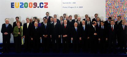 El presidente de EE UU, Barack Obama, posa con los jefes de Gobierno de los países miembros de la Unión Europea durante la Cumbre UE-EE UU que ha tenido lugar en Praga.
