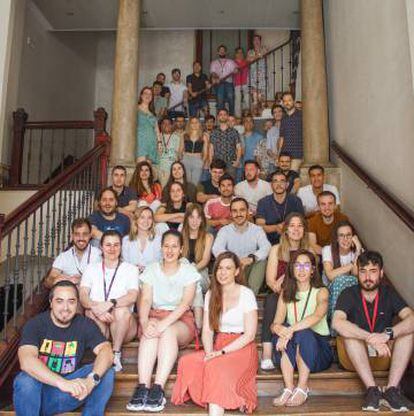 Equipo de Bloquetech en las escaleras de sus oficinas de Zaragoza.