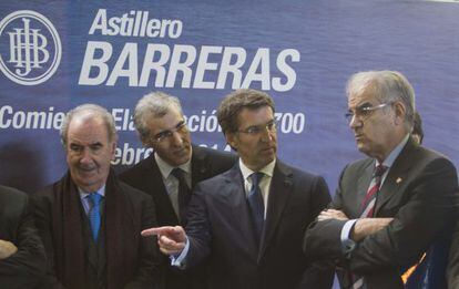 Feijóo (con el dedo extendido), entre el conselleiro de Industria (izquierda), el presidente de Barreras y otros directivos.