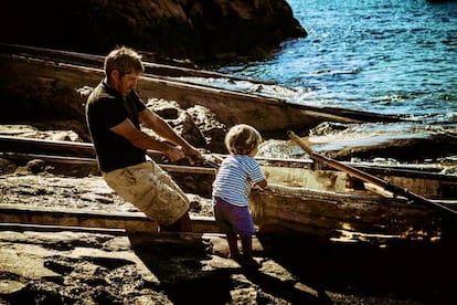Toni Quintals con su hijo. JOAN F. RIBAS
