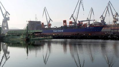Astillero de La Naval con un buque de Van Oord en construcción.