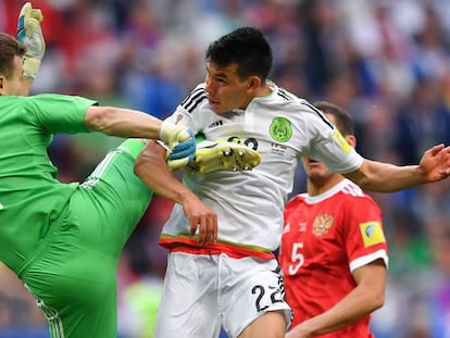 Lozano recibe la patada Akinfeev en el momento del gol