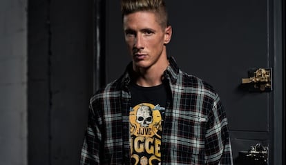Fernando Torres y su mirada intensa. Viste camisa y camiseta Jack & Jones.