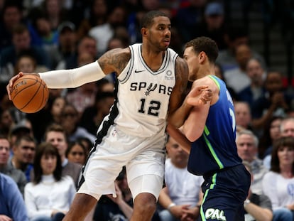 Aldridge pugna con Powell durante un partido entre San Antonio y Dallas.