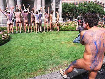 El grupo de nudistas que se manifestó frente a la Puerta de Alcalá. ESCENA