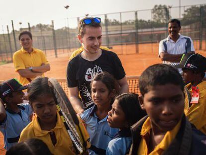 Jorge Lorenzo visita la escuela de tenis que la Fundación de Rafa Nadal ha impulsado junto a la de Vicente Ferrer en la India.