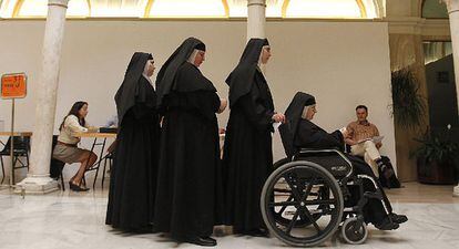 Un grupo de monjas, en un colegio electoral en Sevilla.