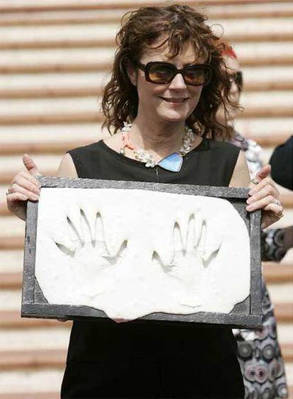 La actriz estadounidense Susan Sarandon, que recibirá un homenaje en la gala de apertura del VIII Festival Internacional de Cine de Las Palmas de Gran Canaria, ha estampado sus manos en el Paseo de la Fama de la capital grancanaria.