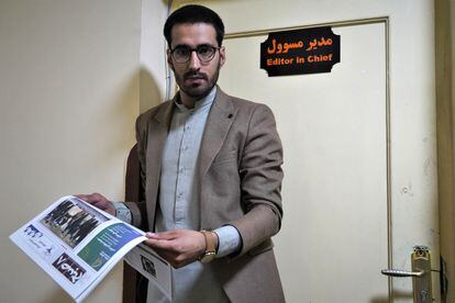 Hasib Bahesh, redactor jefe de Hasht-e-Subh , en la sede de este diario en Kabul