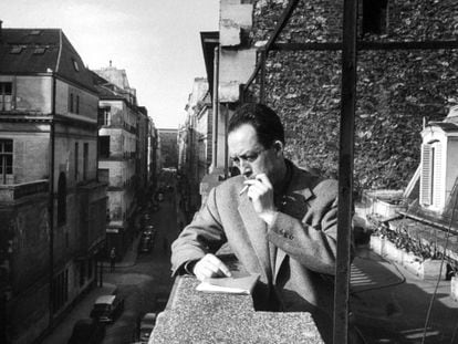 El escritor y periodista Albert Camus, asomado al balcón de su editorial, en una imagen sin datar.