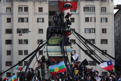 Manifestantes durante una de las protestas en Plaza Italia en junio de 2021.