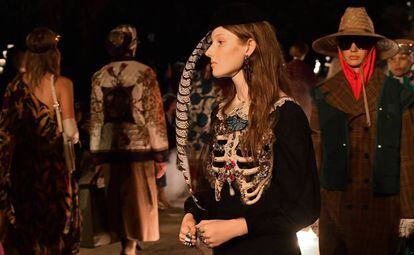 Modelos de la colección crucero de Gucci en el desfile celebrado el 30 de mayo en Arlés, Francia.