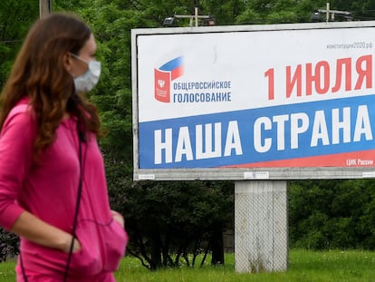 Una mujer pasa por un cartel sobre la reforma constitucional en San Petersburgo, el 10 de junio.