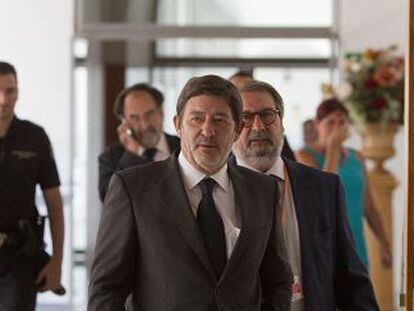 El ex director general de Trabajo, Francisco Javier Guerrero, a su llegada al Parlamento para comparecer ante la comisi&oacute;n de los ERE.