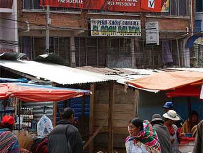Propaganda del partido Poder Democrático y Social en un mercado de El Alto.