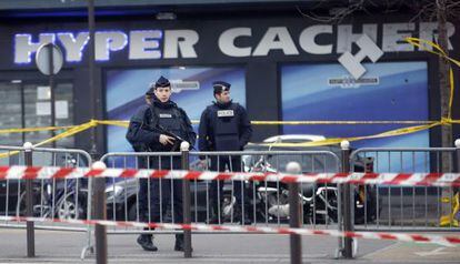 Agentes de polic&iacute;a en Par&iacute;s. 