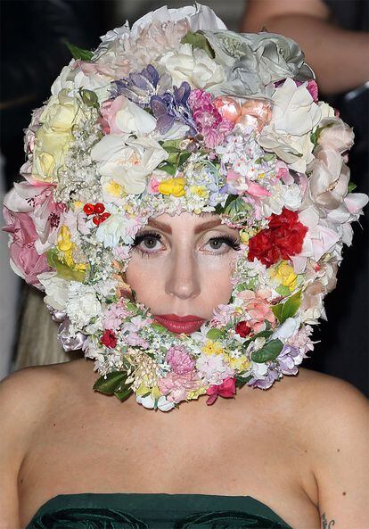 Lady Gaga (cómo no) luce la versión más excéntrica y loca de la lista. La cantante se dejó ver con este casco firmado por Philip Treacy en el desfile primavera-verano 2013 de la firma. Sobre la pasarela se colaron otros tantos accesorios excéntricos en versión XL.