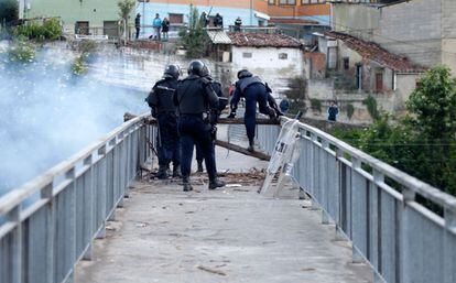 Policías saltan una barricada en Pozo del Soton, el viernes 15 de junio.