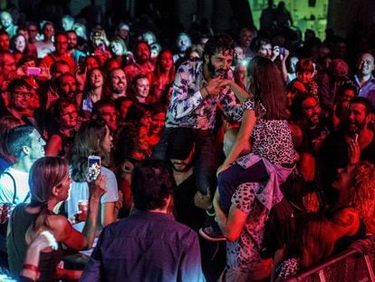 Marc Ros, vocal de Sidonie, cantando a horcajadas sobre un ayudante en medio del p&uacute;blico.