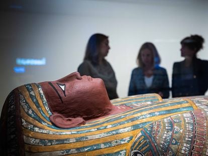 Visitantes en la exposición de momias de CaixaForum Madrid.