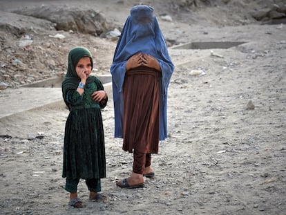 Niñas en un barrio próximo al mercado de Sarai Shamali de Kabul.