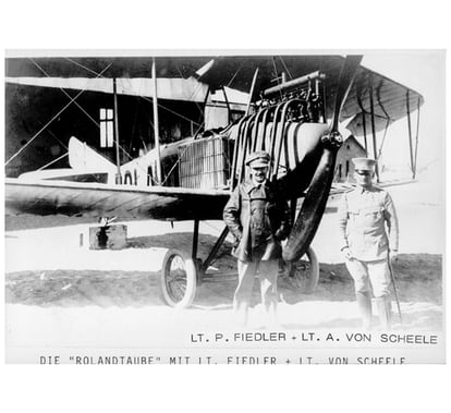 Von Scheele, a la derecha, en Namibia, junto a uno de los aviones de la fuerza colonial alemana.