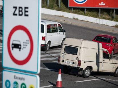 Un coche contaminante pasa por delante de un indicador de la ZBE en L'Hospitalet de Llobregat, la semana pasada.